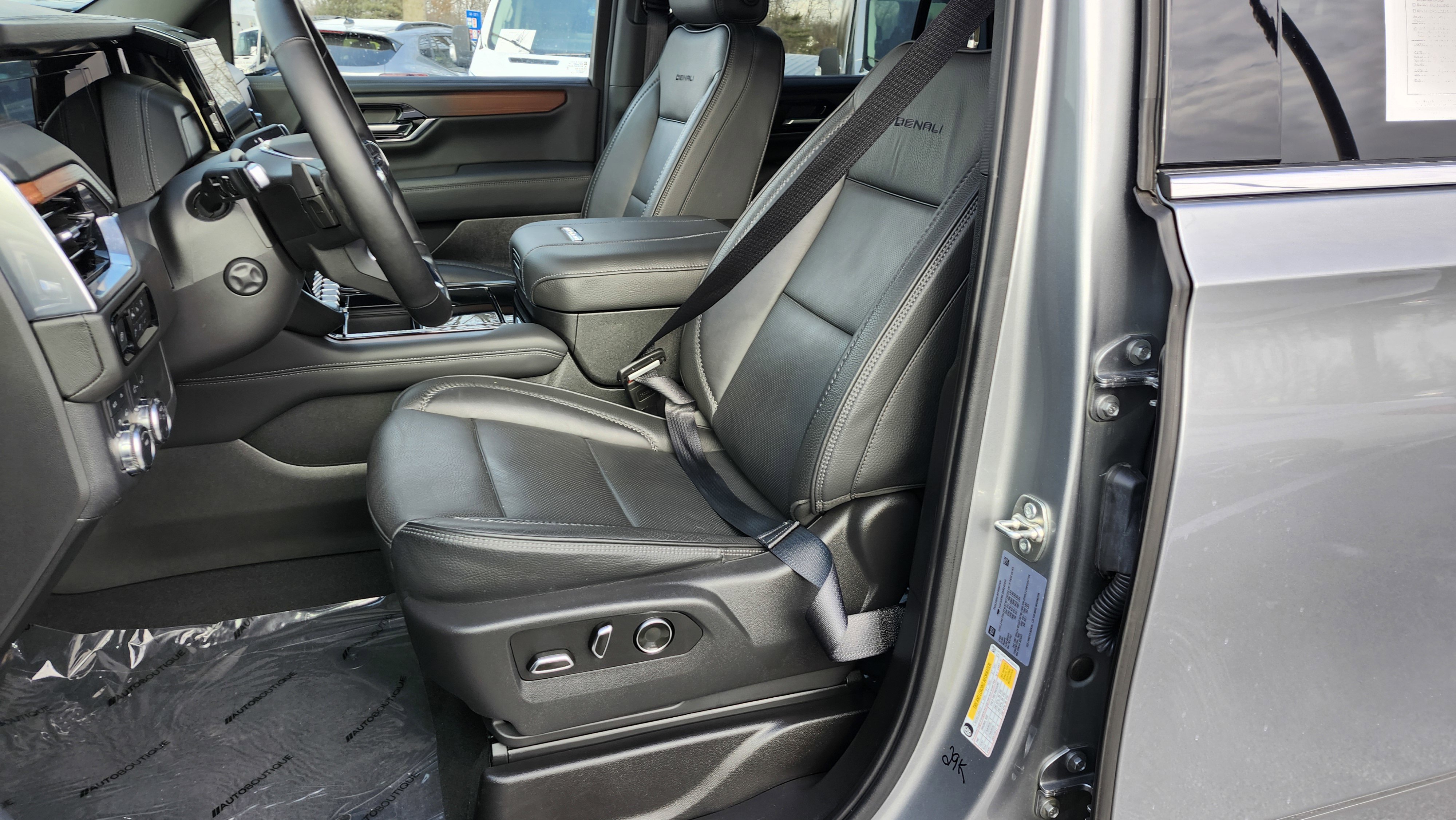 Used 2025 GMC Yukon Denali image 26