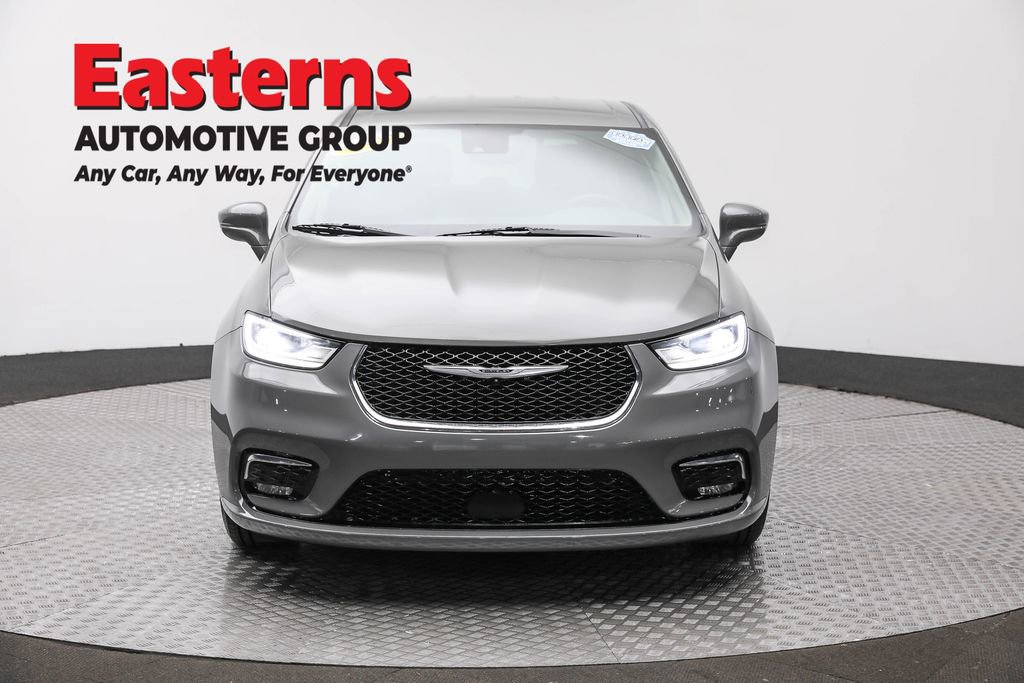 Used 2022 Chrysler Pacifica Touring-L image 2