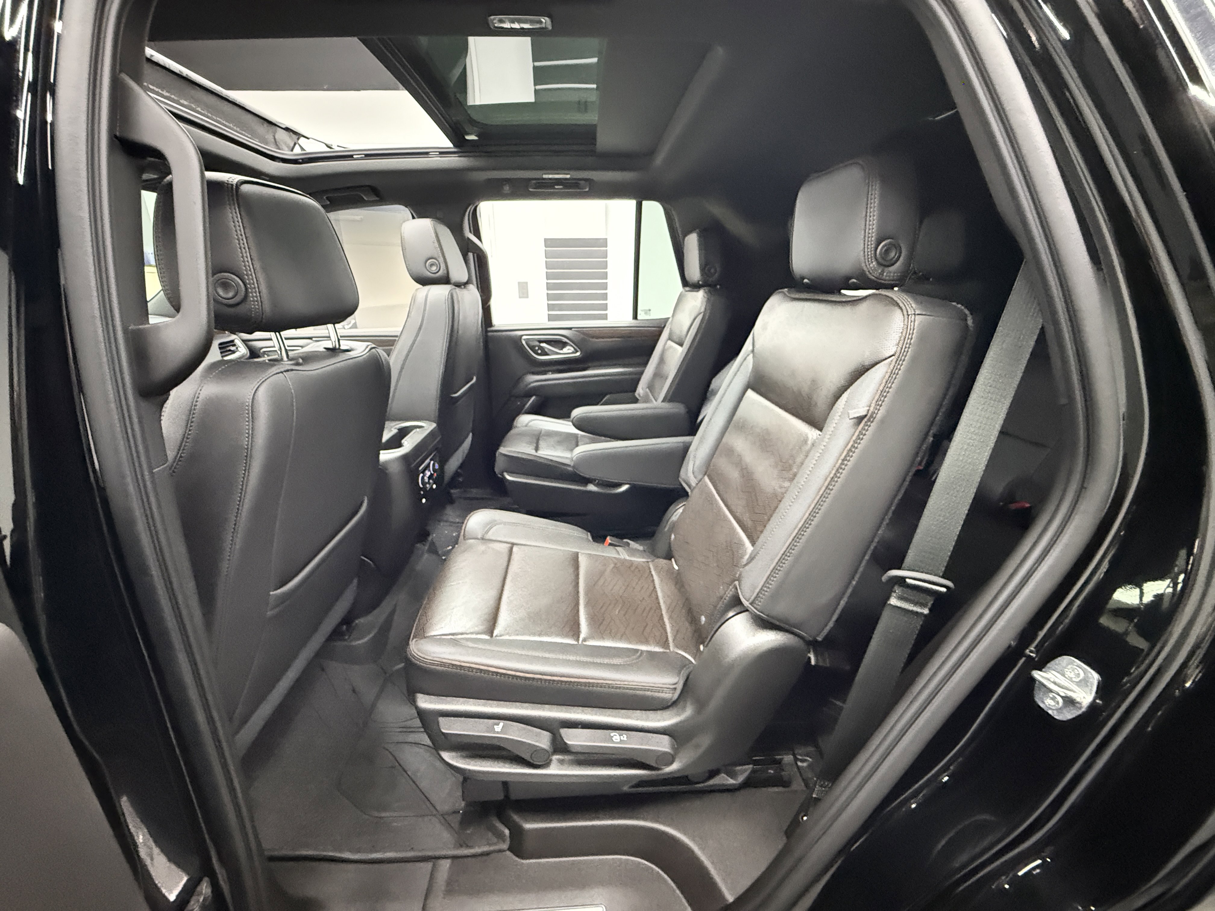 Used 2021 Chevrolet Tahoe High Country w/ Premium Package image 22