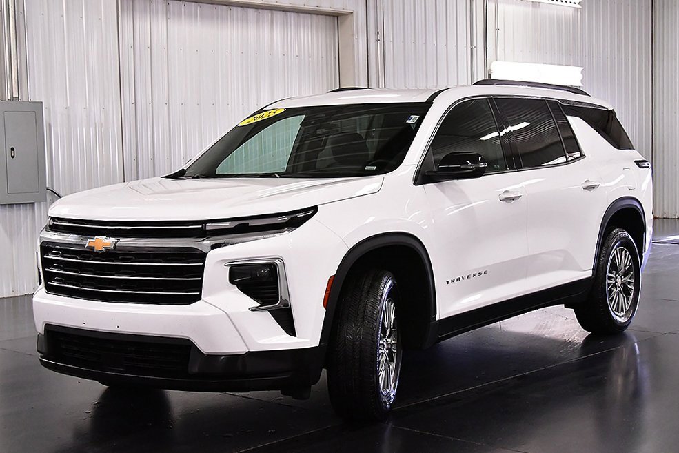 Used 2025 Chevrolet Traverse LT image 3