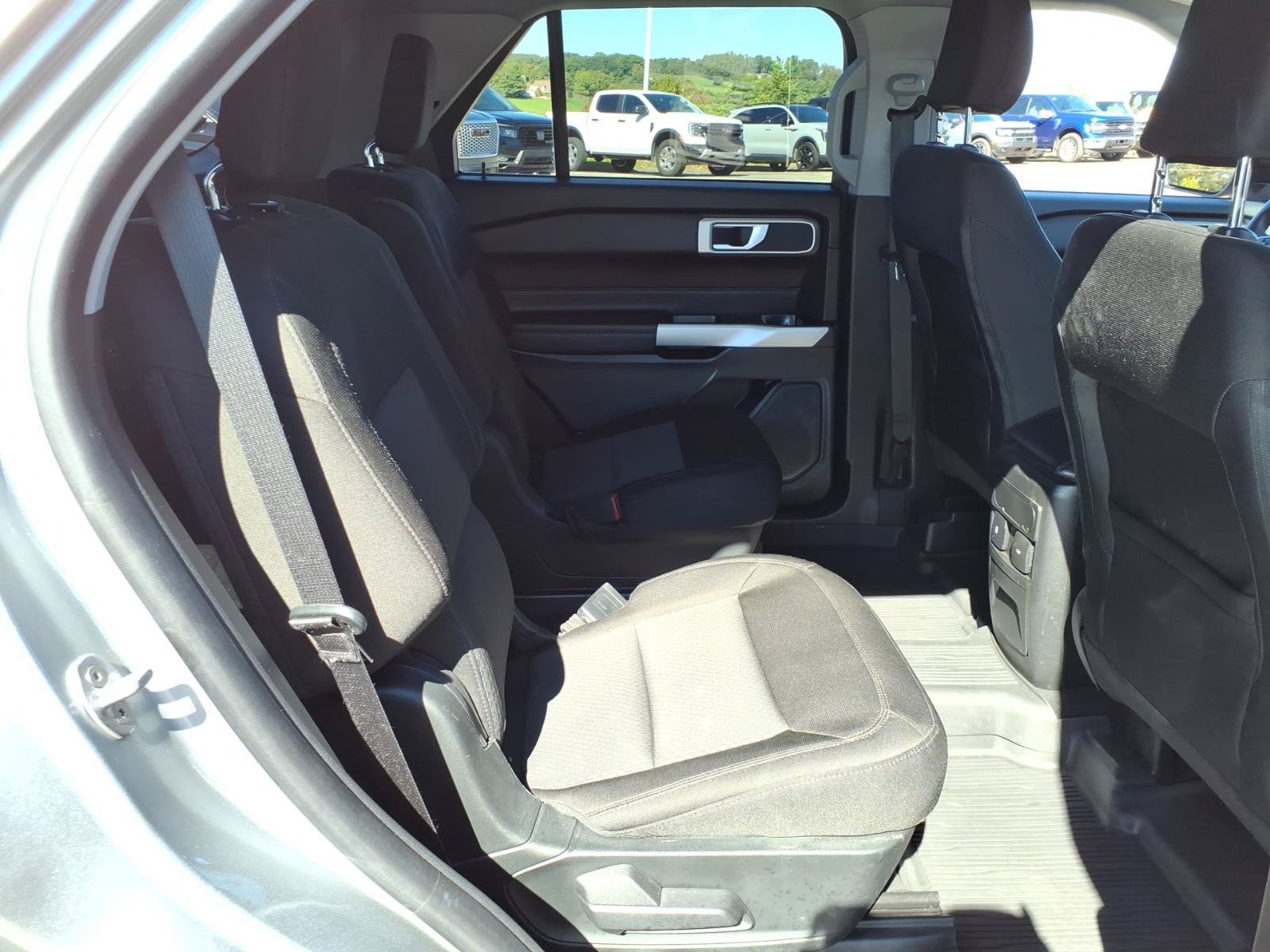 Used 2023 Ford Explorer XLT AWD/4WD image 9