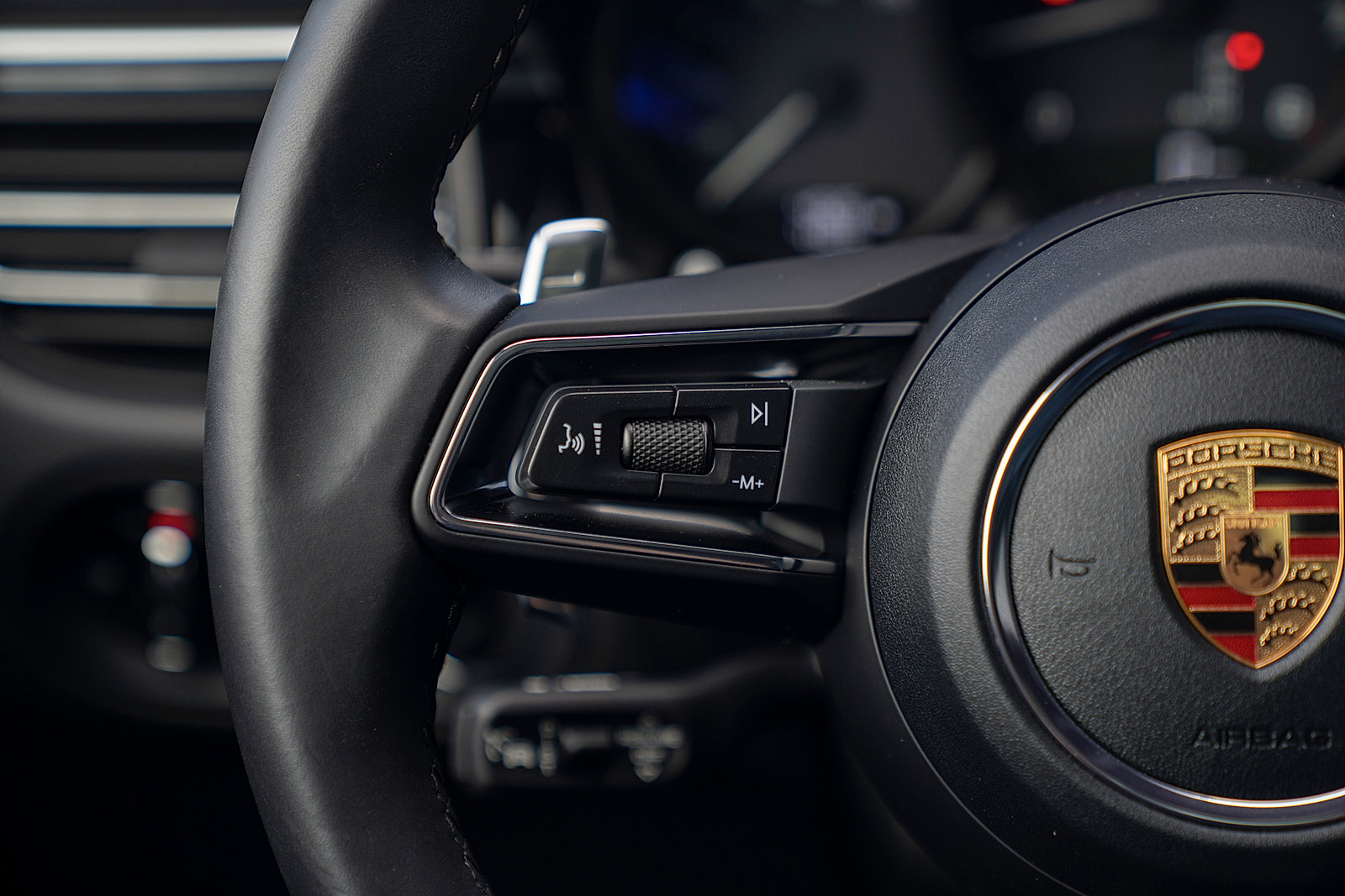Certified 2025 Porsche Macan AWD/4WD image 7