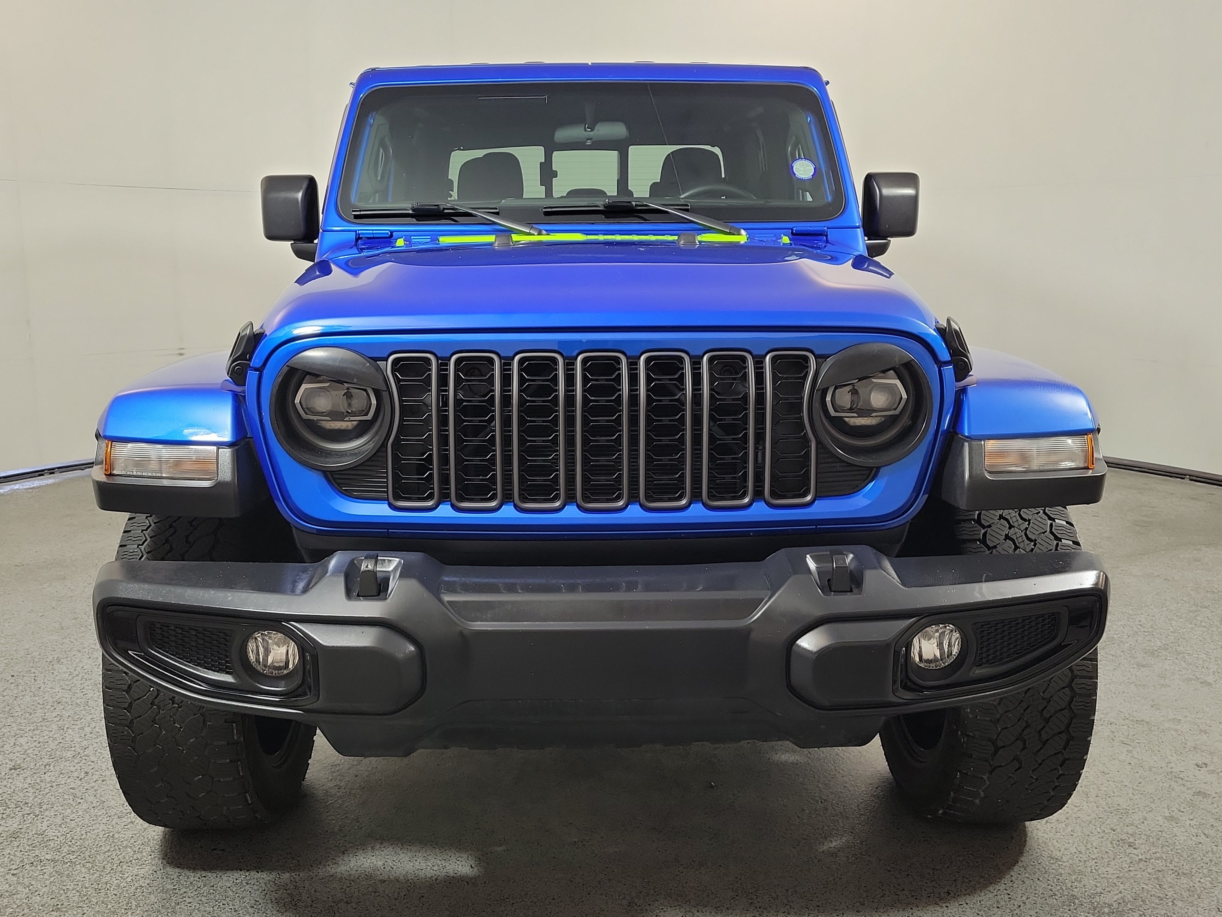 Used 2024 Jeep Gladiator Overland AWD/4WD image 2