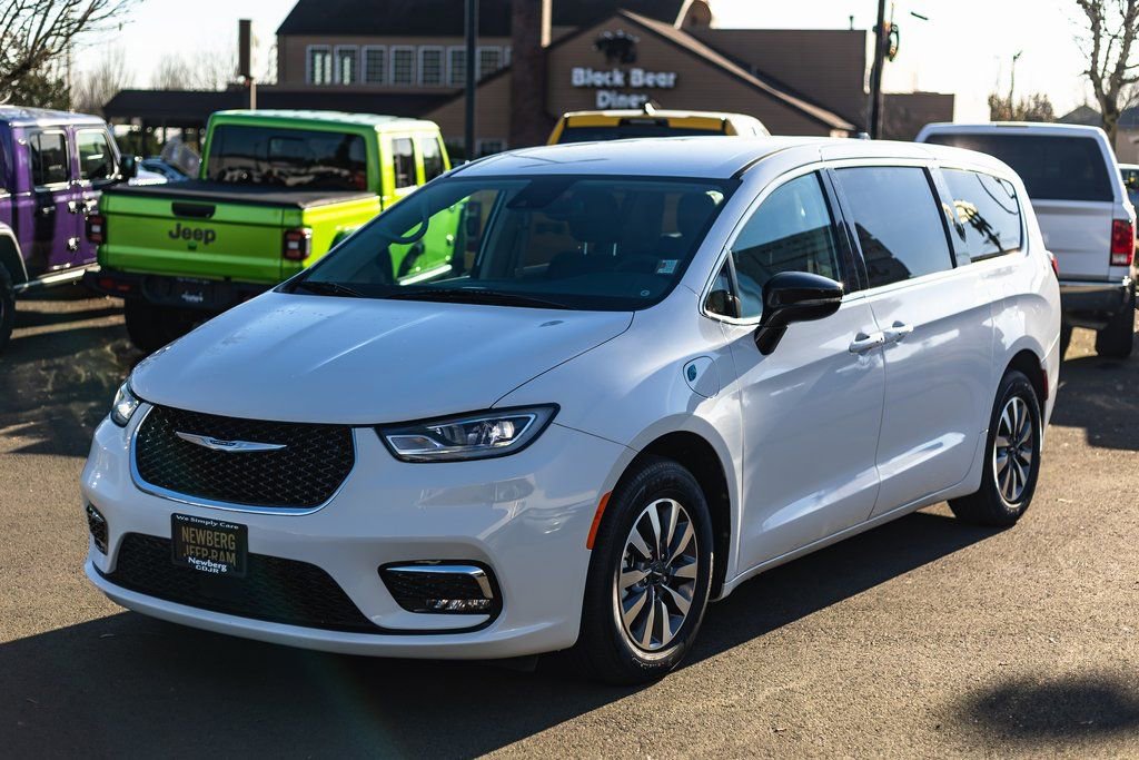 Used 2024 Chrysler Pacifica Select image 4