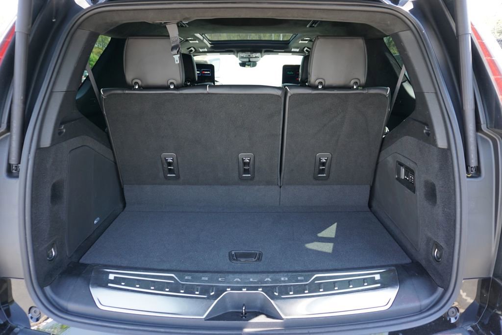 Used 2022 Cadillac Escalade Sport Platinum w/ LPO, ONYX Package image 39