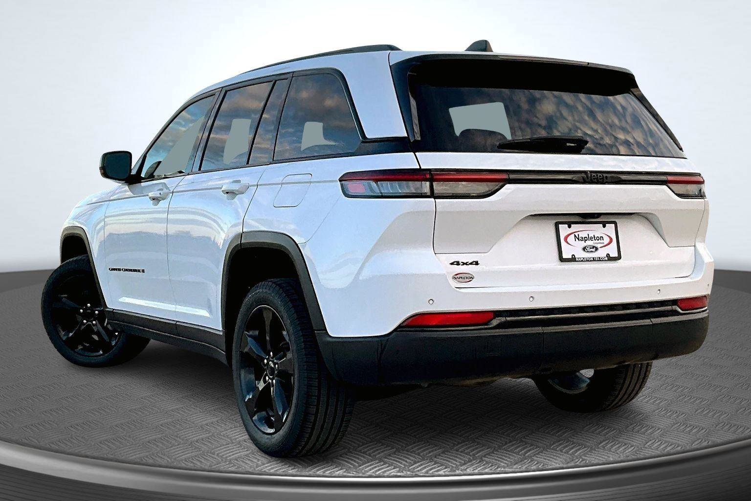 Used 2023 Jeep Grand Cherokee Altitude image 13