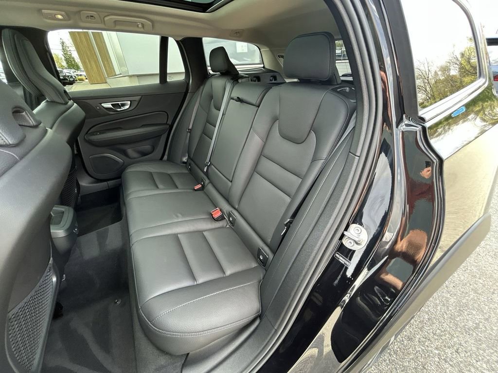 Used 2025 Volvo V60 B5 Cross Country Plus image 23