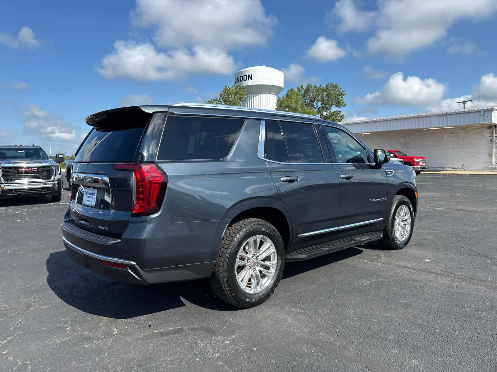 Certified 2021 GMC Yukon SLT w/ SLT Premium Package AWD/4WD image 5