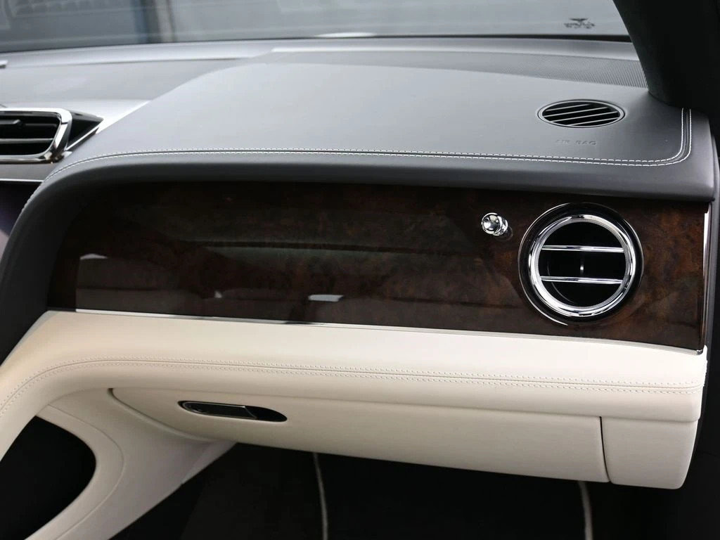 Certified 2023 Bentley Bentayga Plug-In Hybrid AWD/4WD image 32