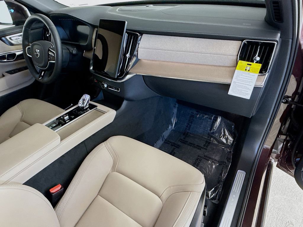 Used 2025 Volvo XC90 B5 Plus w/ Protection Package image 32