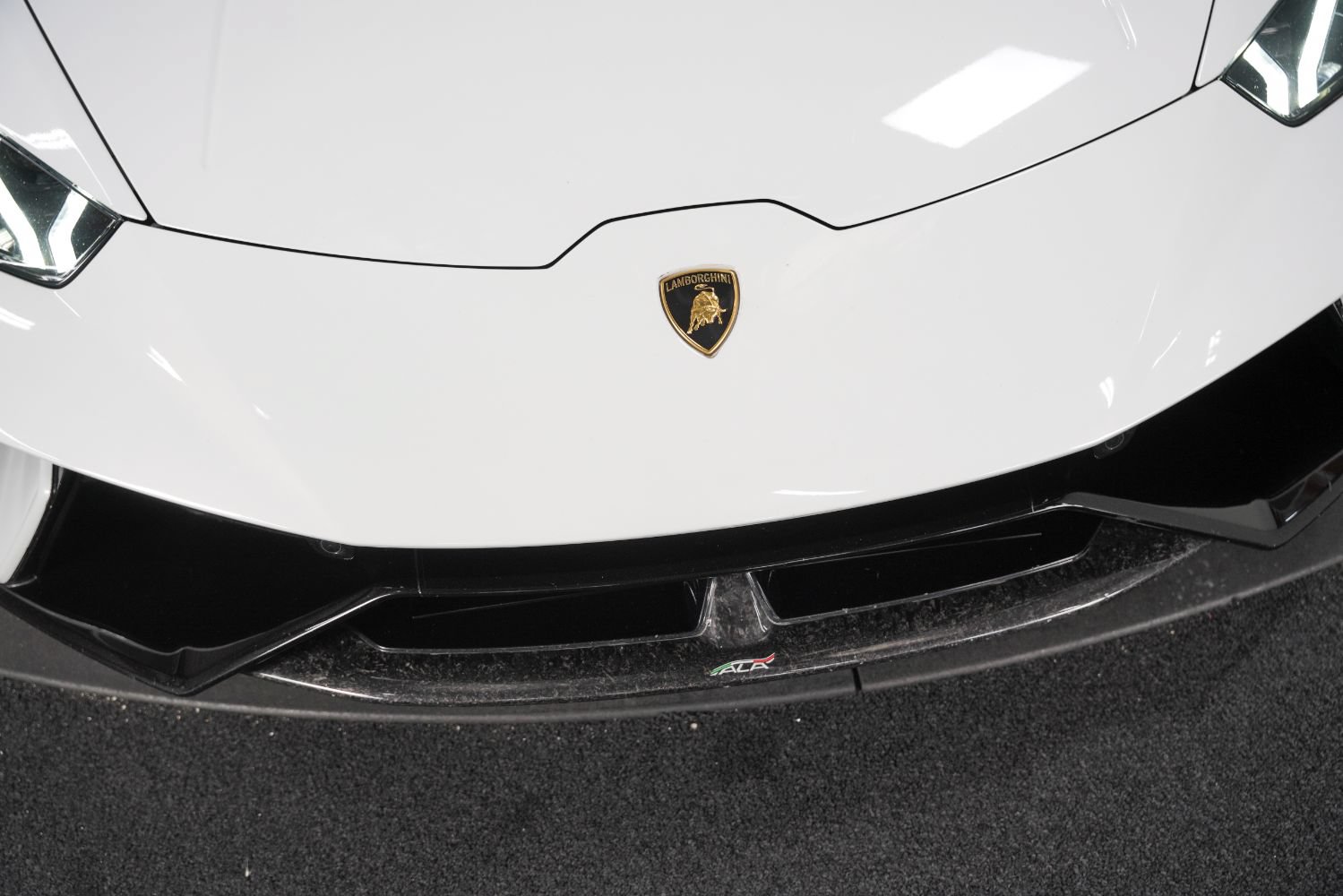 Used 2018 Lamborghini Huracan Performante AWD/4WD image 13