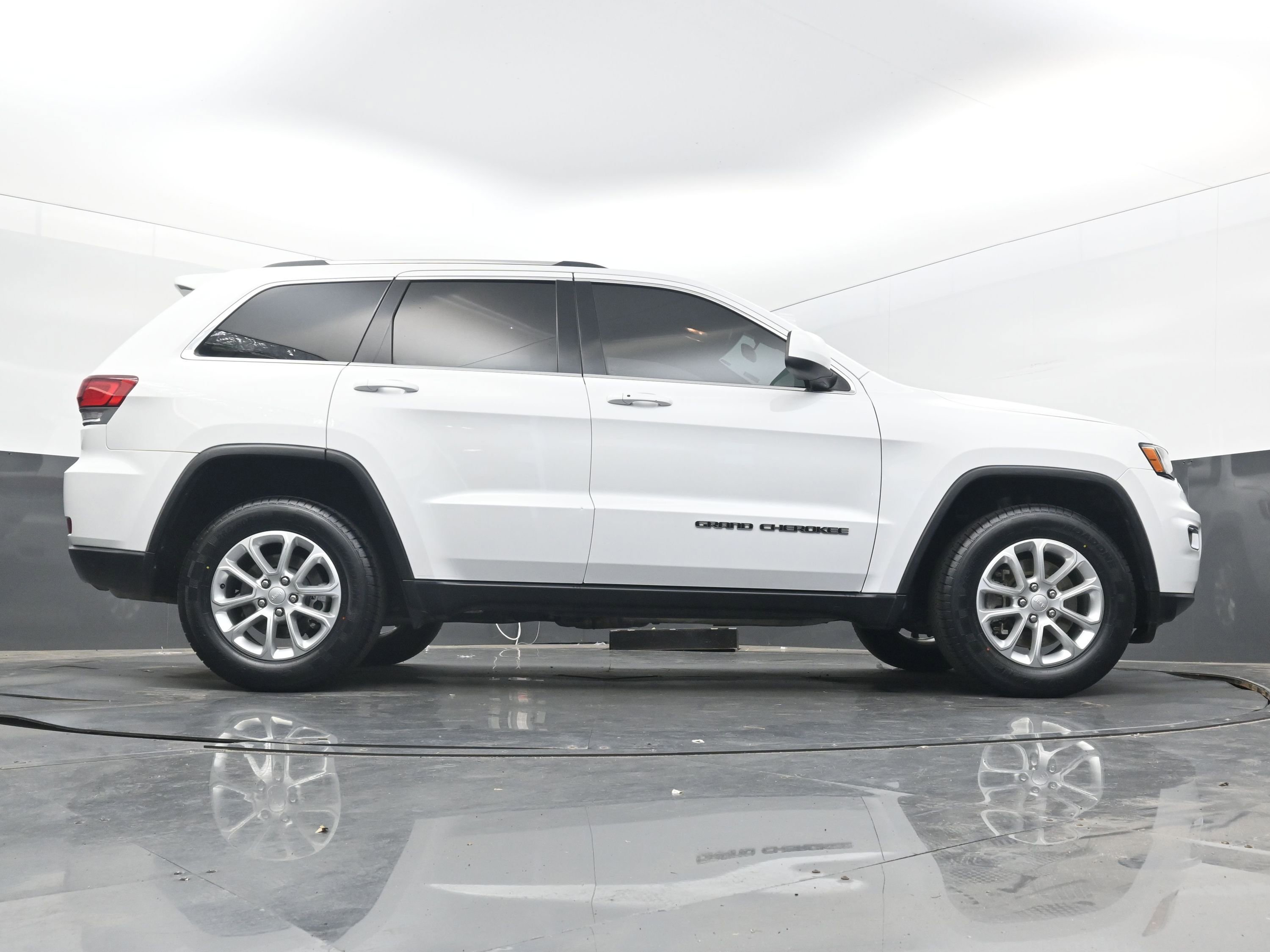 Used 2021 Jeep Grand Cherokee Laredo image 29