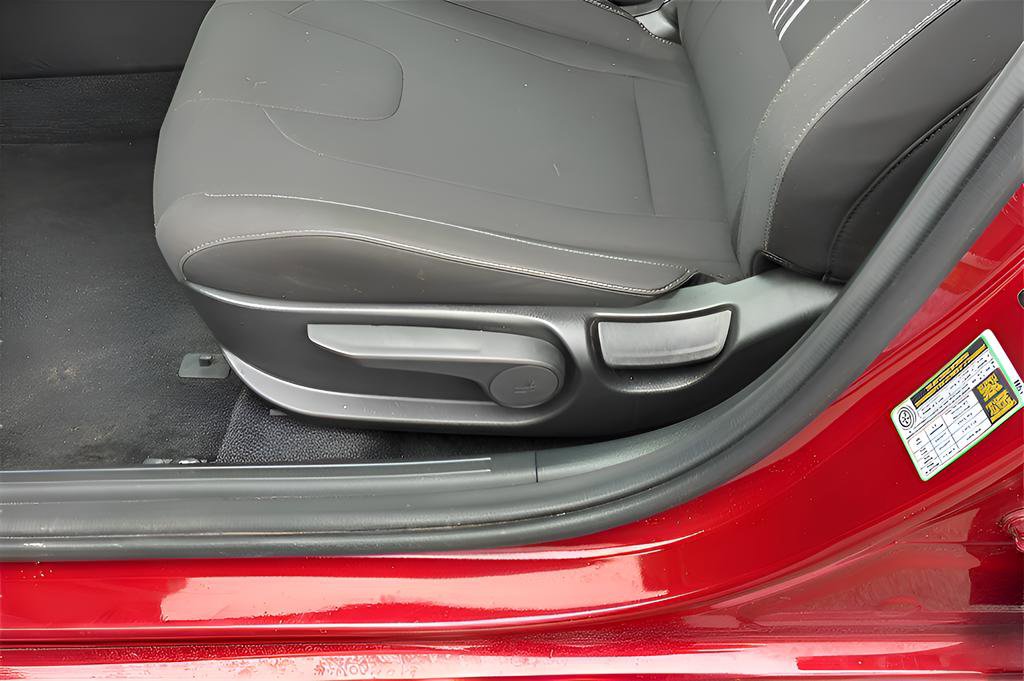 Certified 2025 Hyundai Elantra Sport image 30