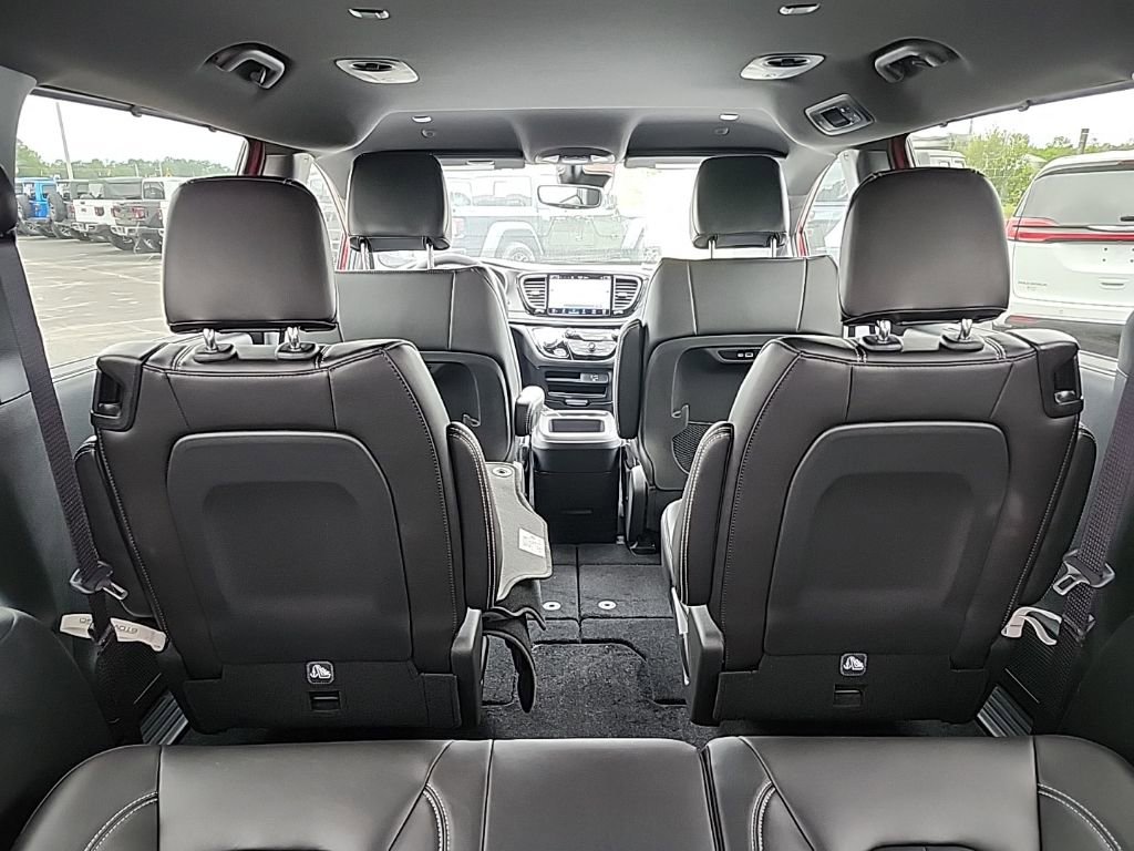 New 2026 Chrysler Pacifica Select image 15