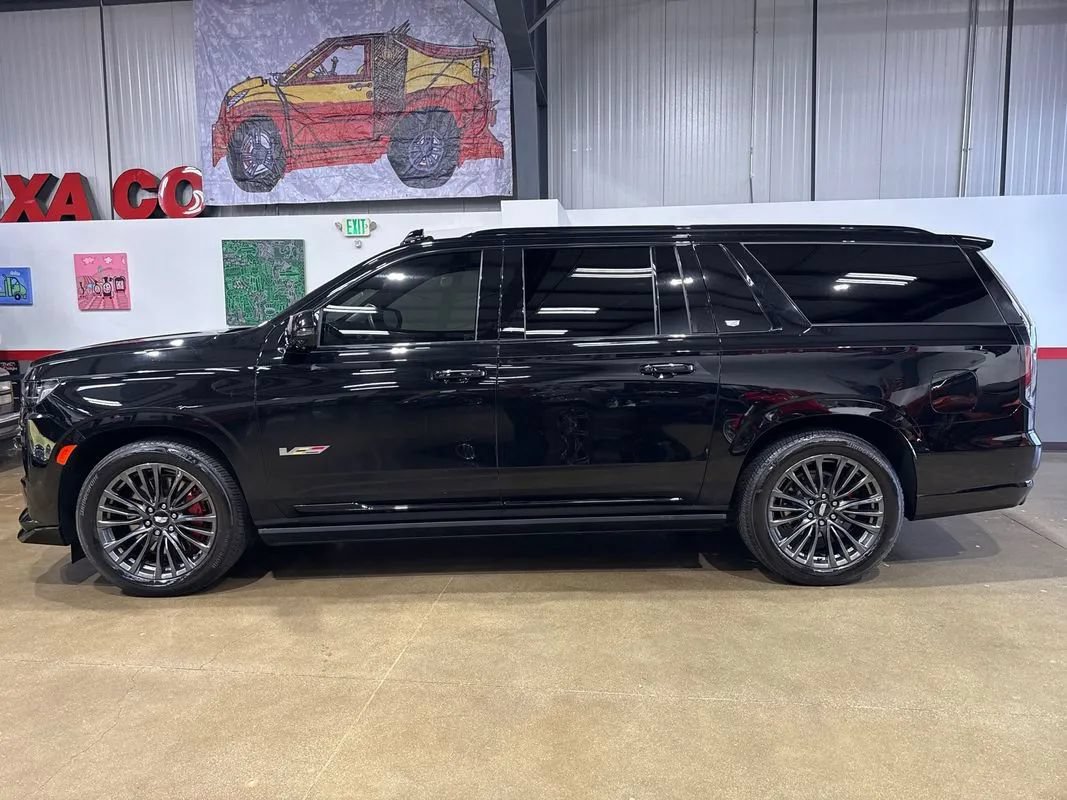 Used 2023 Cadillac Escalade ESV V AWD/4WD image 4