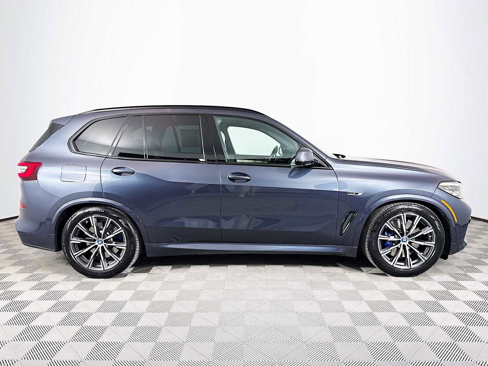 Used 2022 BMW X5 xDrive45e w/ M Sport Package image 4