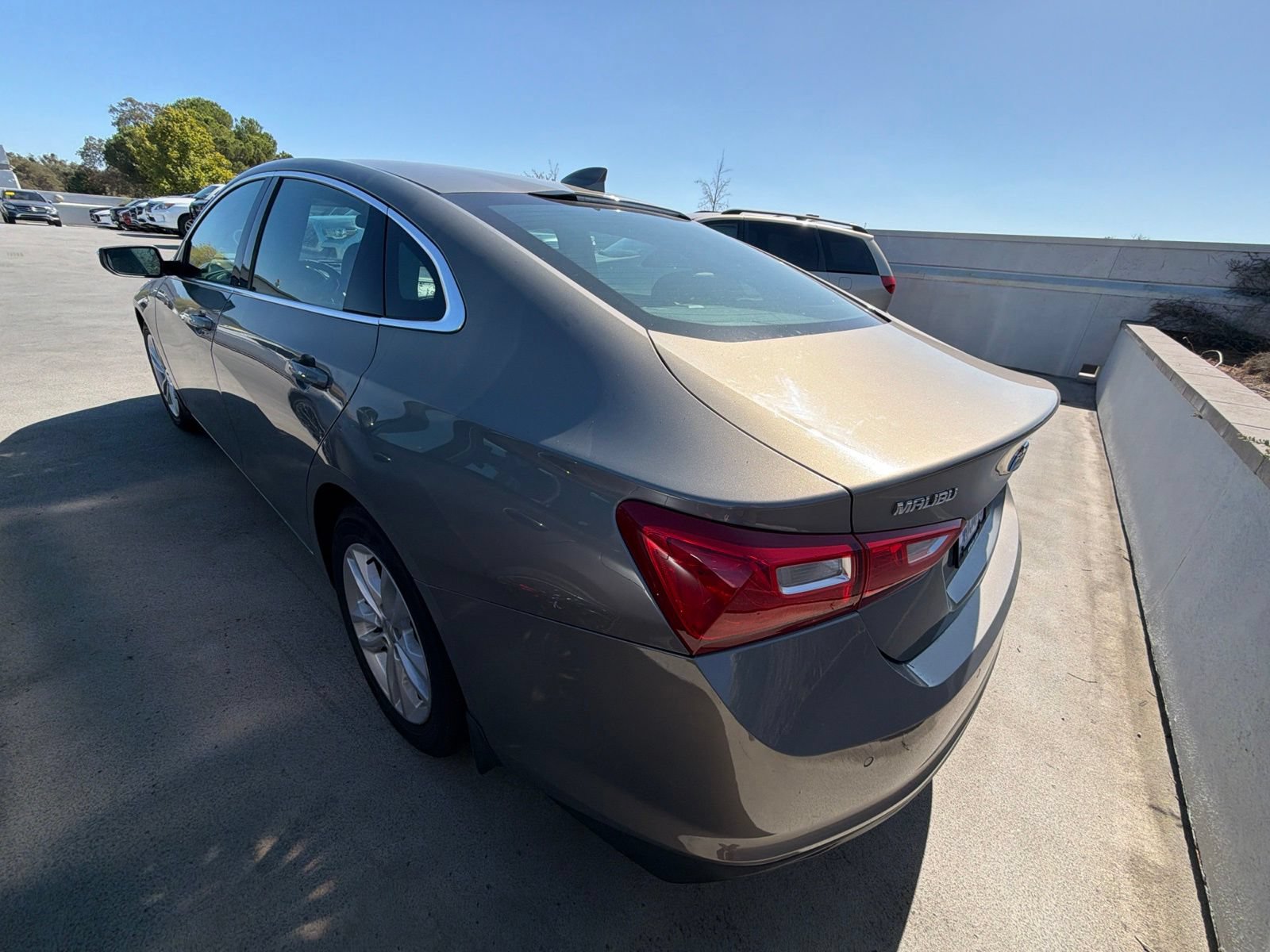 Used 2017 Chevrolet Malibu LT w/ Leather Package FWD image 5