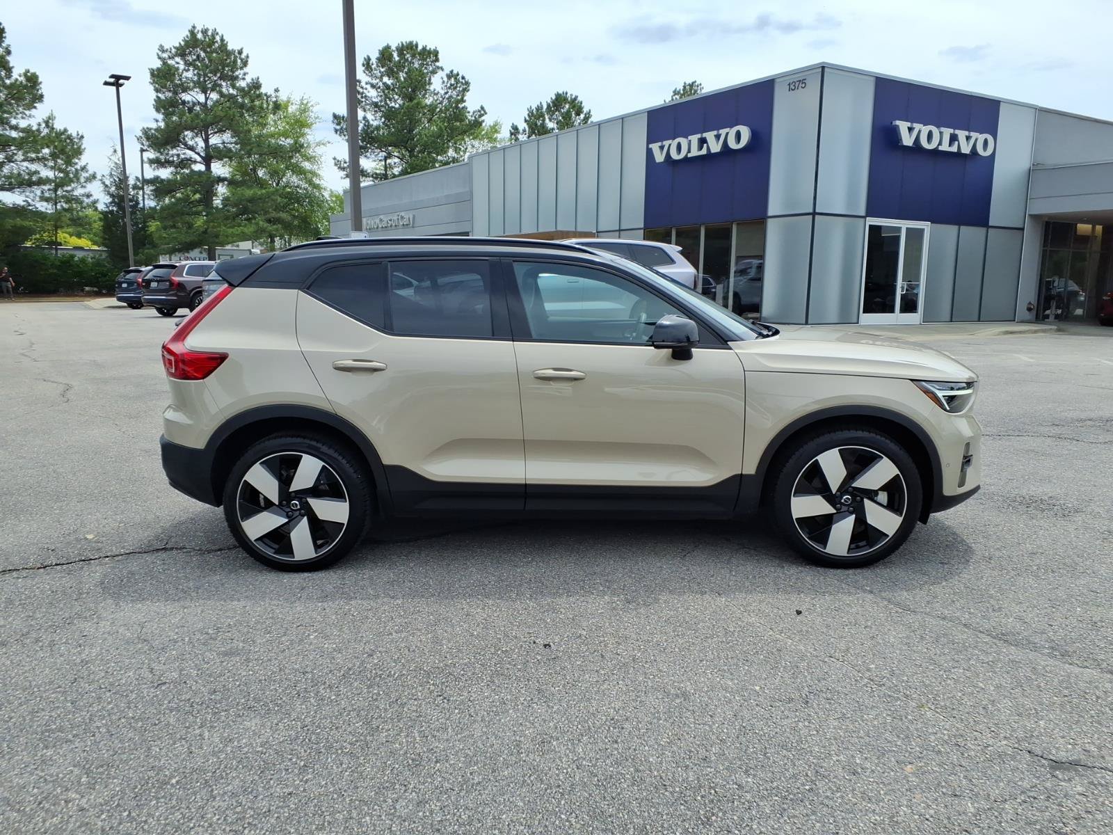 Certified 2025 Volvo EX40 Ultra AWD/4WD image 2