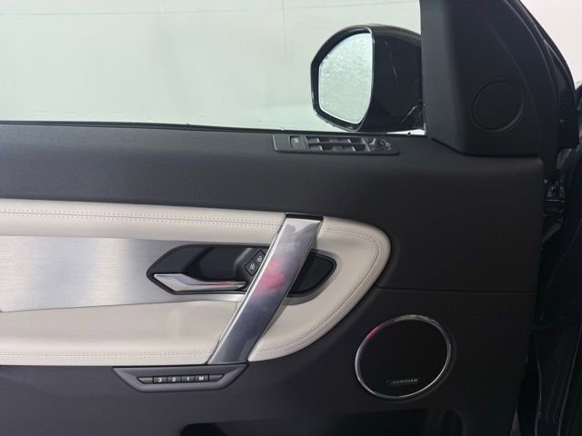 New 2025 Land Rover Discovery Sport Dynamic SE image 23