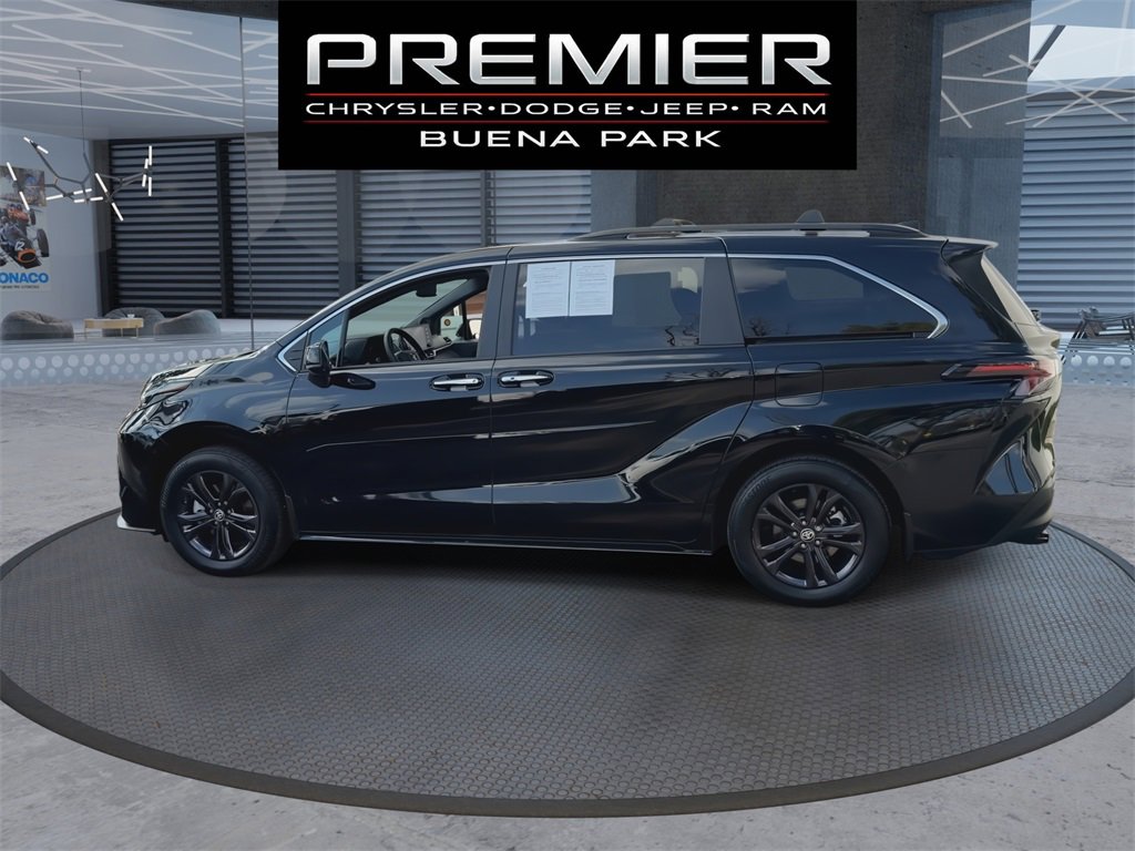 Used 2024 Toyota Sienna XLE Woodland Edition image 5