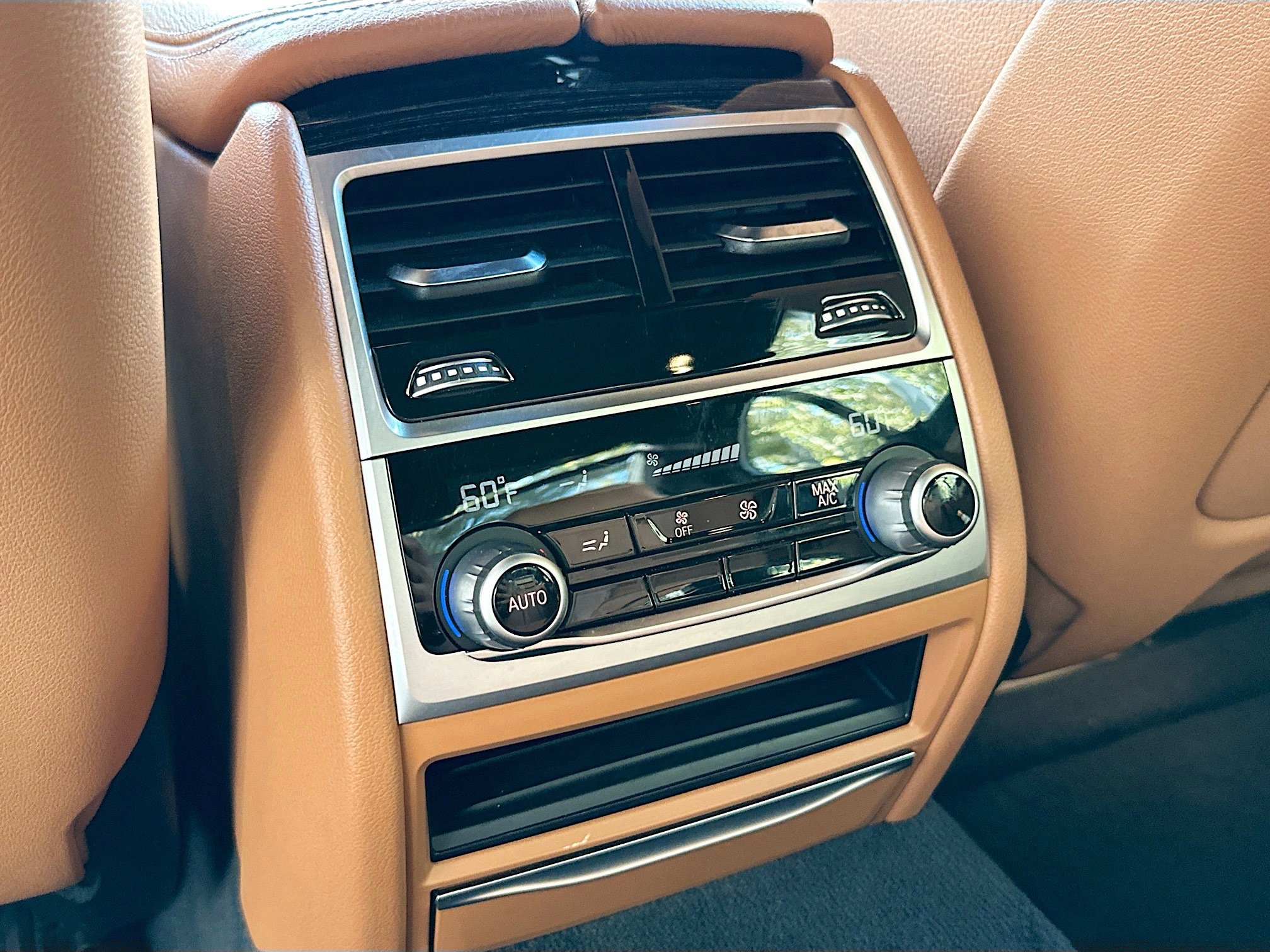 Used 2021 BMW 740i xDrive w/ M Sport Package image 27