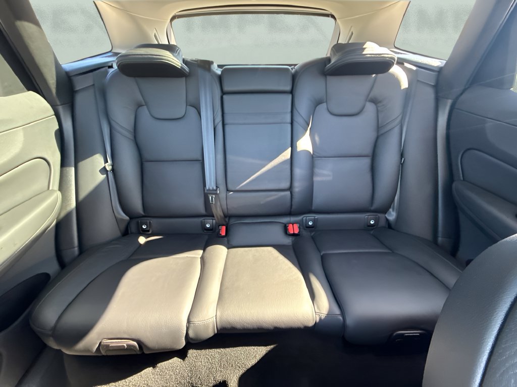 Used 2021 Volvo XC60 T5 Momentum w/ Premium Package AWD/4WD image 11