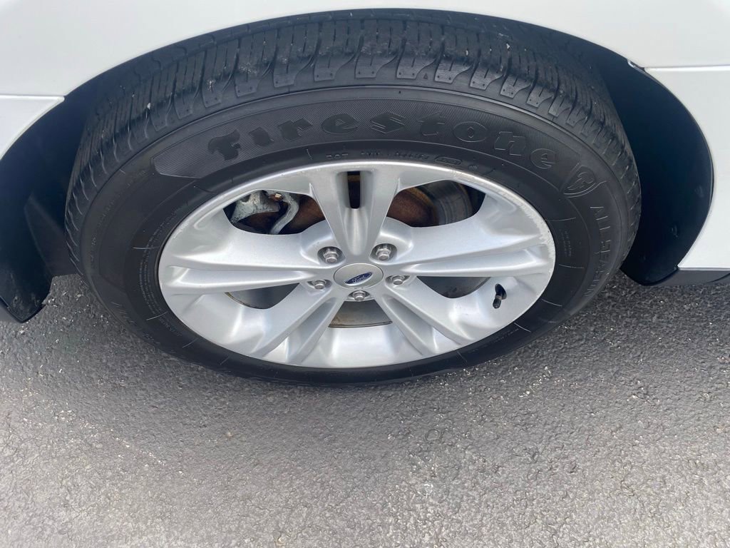 Used 2015 Ford Taurus SE FWD image 28