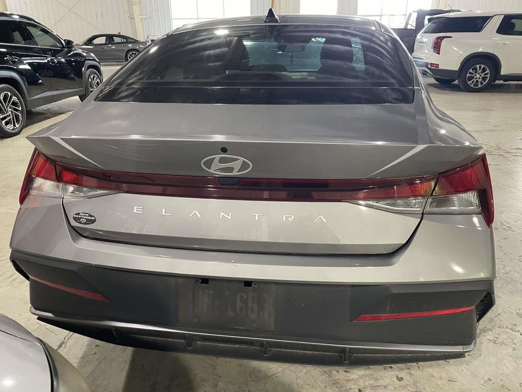 Used 2024 Hyundai Elantra SE FWD image 5
