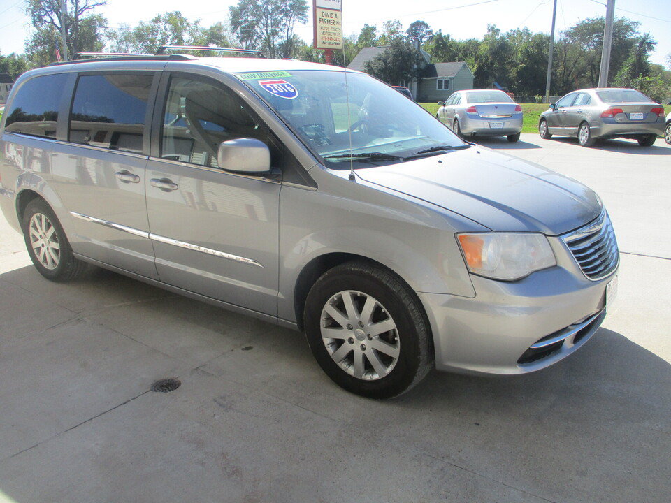 Used 2015 Chrysler Town & Country Touring FWD image 16
