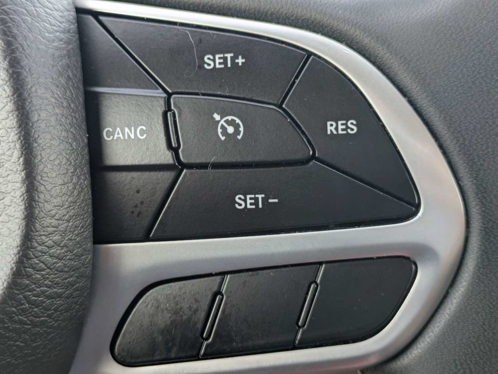 Used 2023 Chrysler Voyager LX FWD image 27