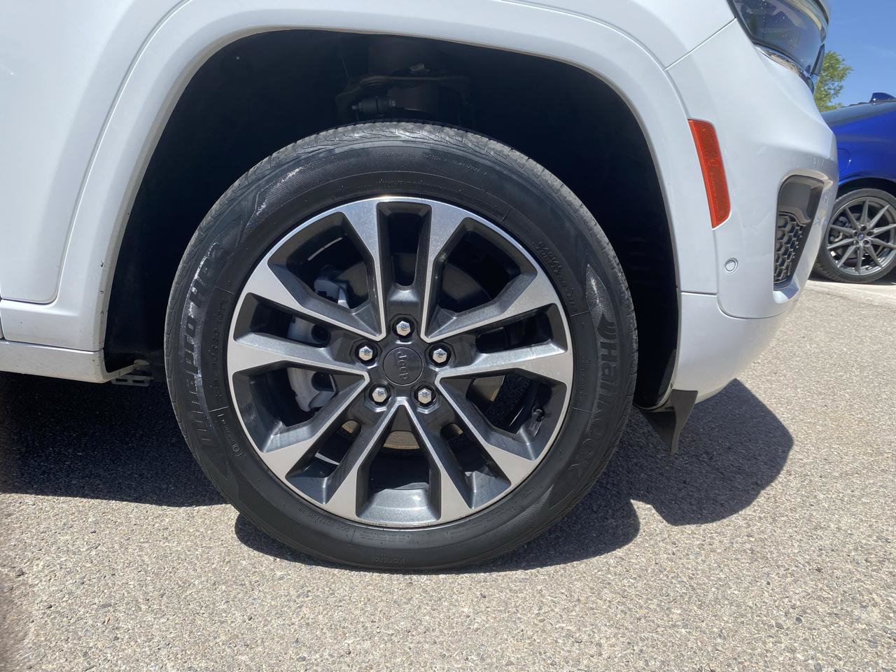 Used 2022 Jeep Grand Cherokee Overland w/ Advanced Protech Group III AWD/4WD image 3