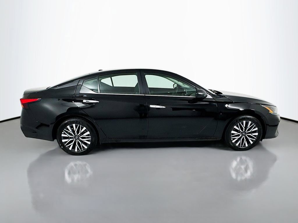 Used 2025 Nissan Altima 2.5 SV image 9
