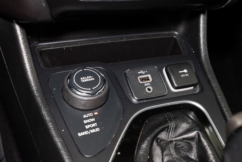 Used 2021 Jeep Cherokee Latitude Plus image 19