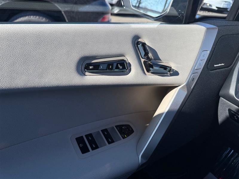Used 2023 BMW iX xDrive50 w/ Premium Package image 31