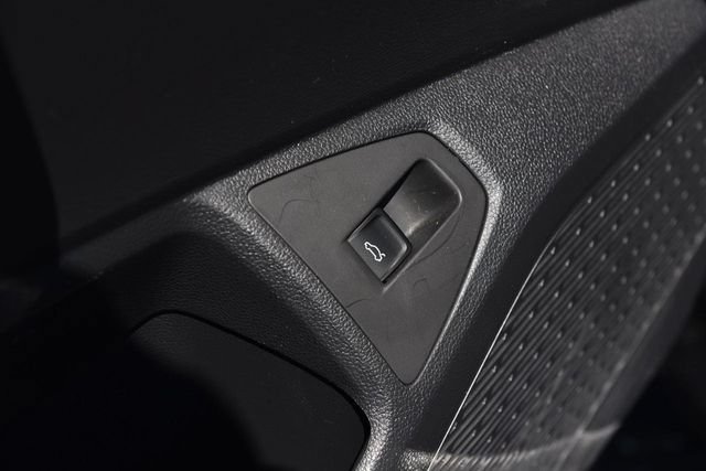Used 2025 Volkswagen Jetta SE w/ Sunroof Package FWD image 9