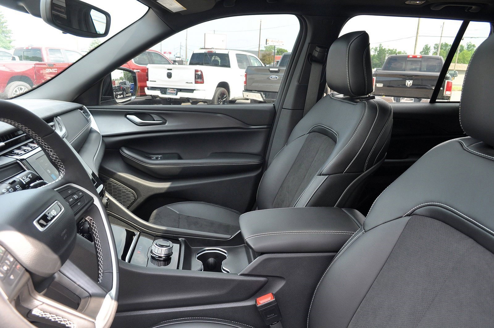 Used 2023 Jeep Grand Cherokee Altitude image 10