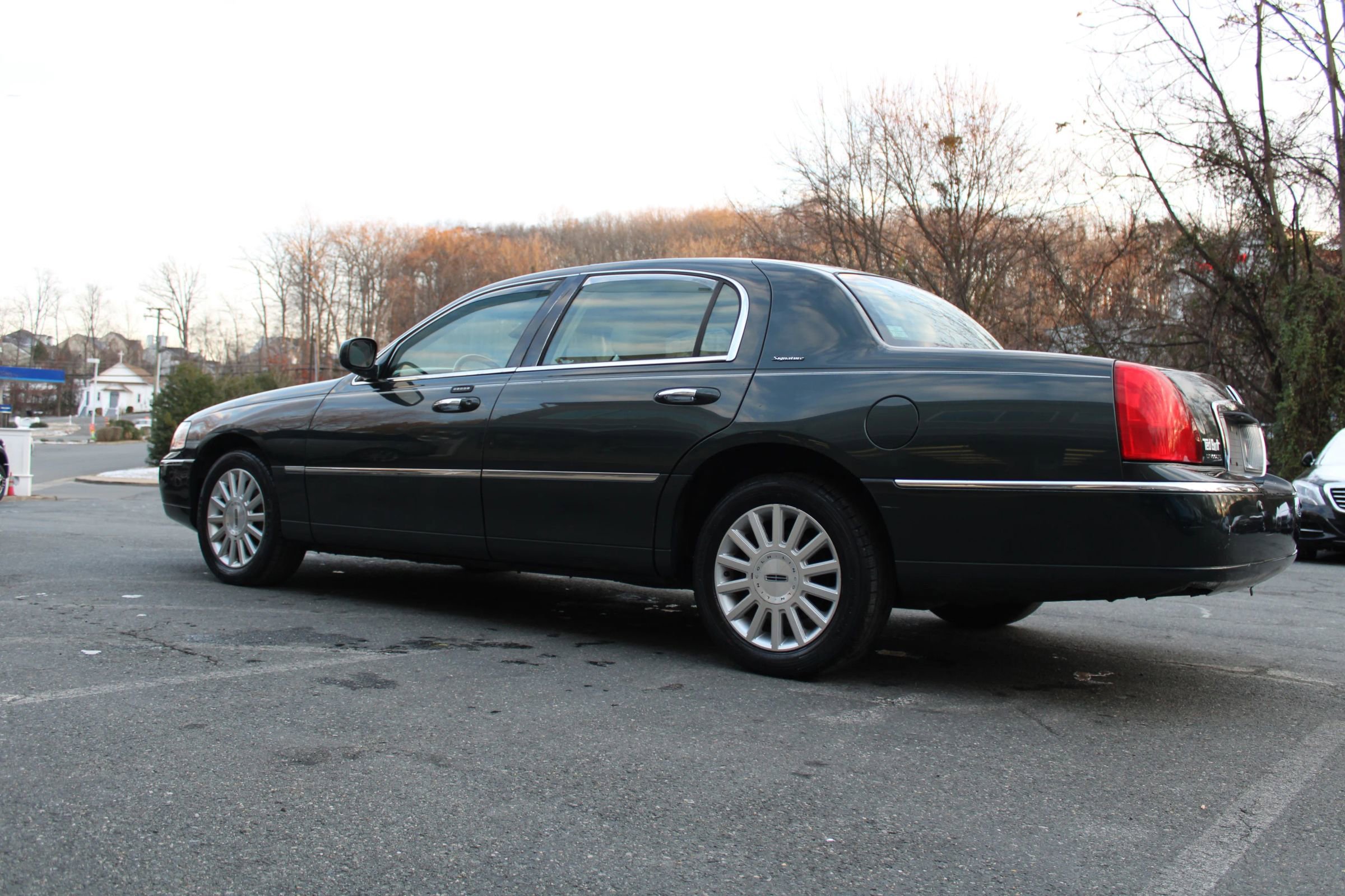 Used 2003 Lincoln Town Car Signature image 4