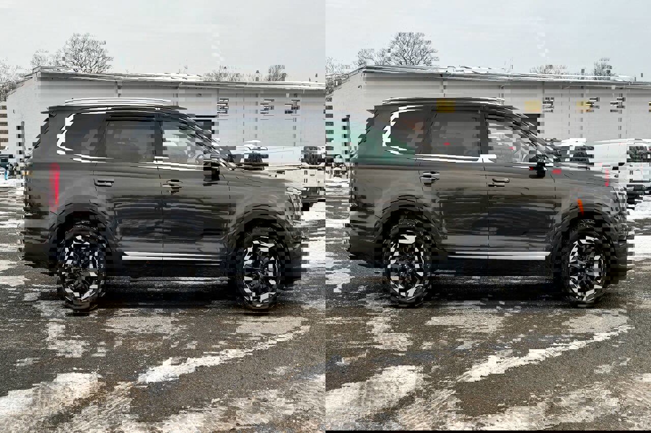 Used 2023 Kia Telluride S image 2