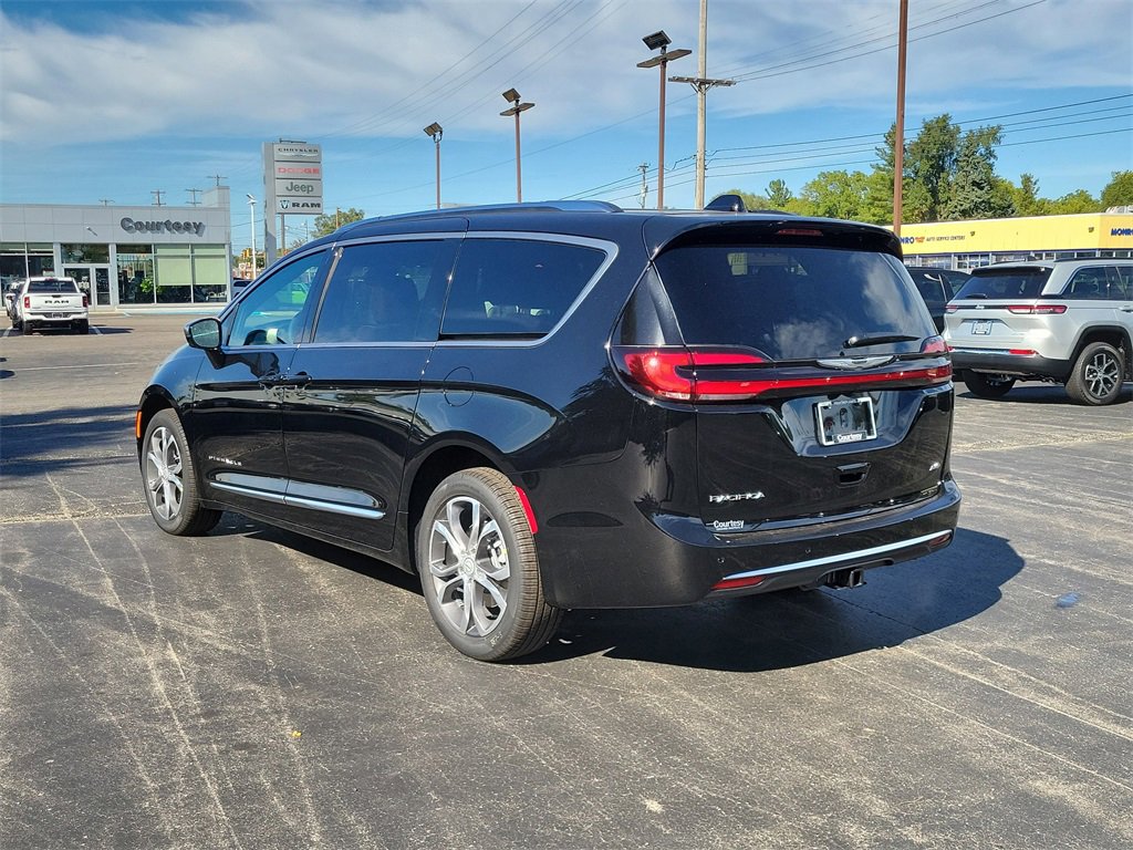 New 2026 Chrysler Pacifica Pinnacle image 3