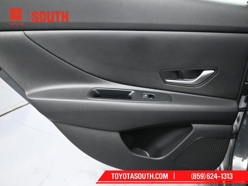 Used 2025 Hyundai Elantra SE FWD image 23