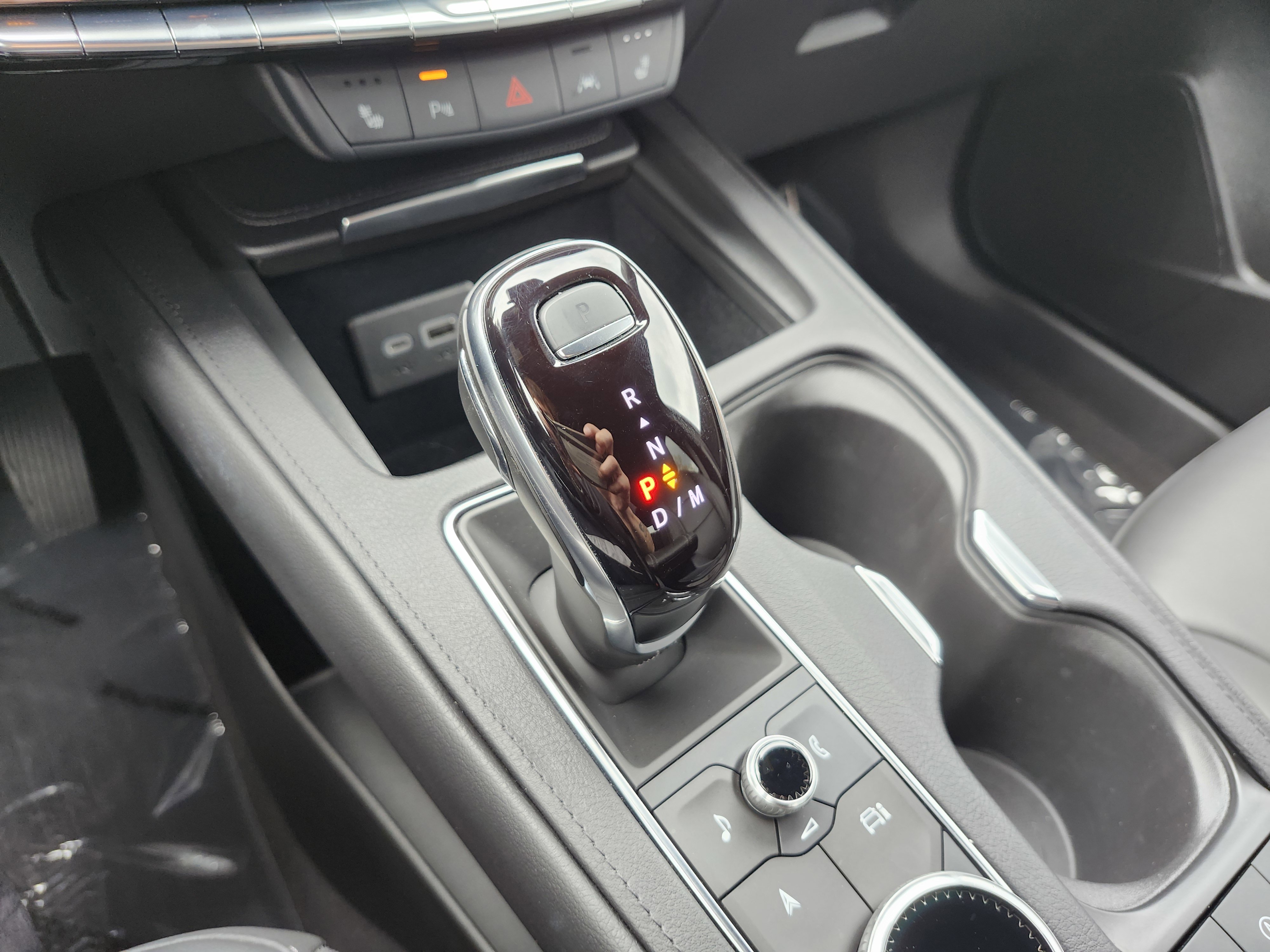 Used 2024 Cadillac XT4 Premium Luxury w/ Technology Package FWD image 9