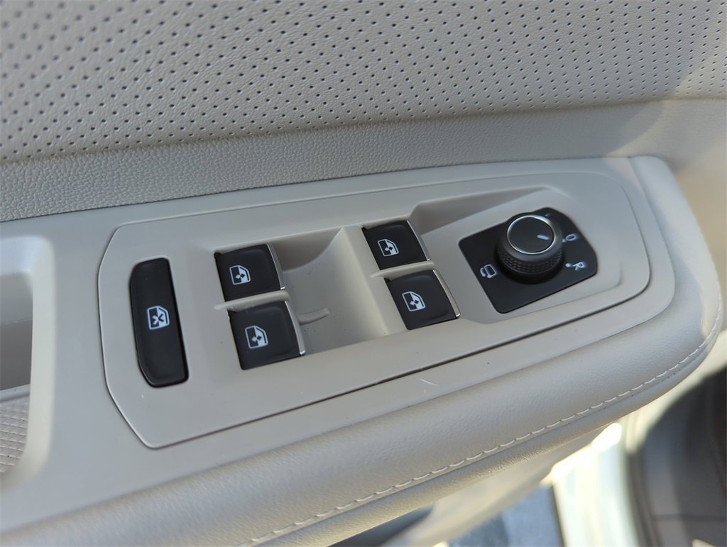 Used 2025 Volkswagen Atlas SEL Premium R-Line image 30