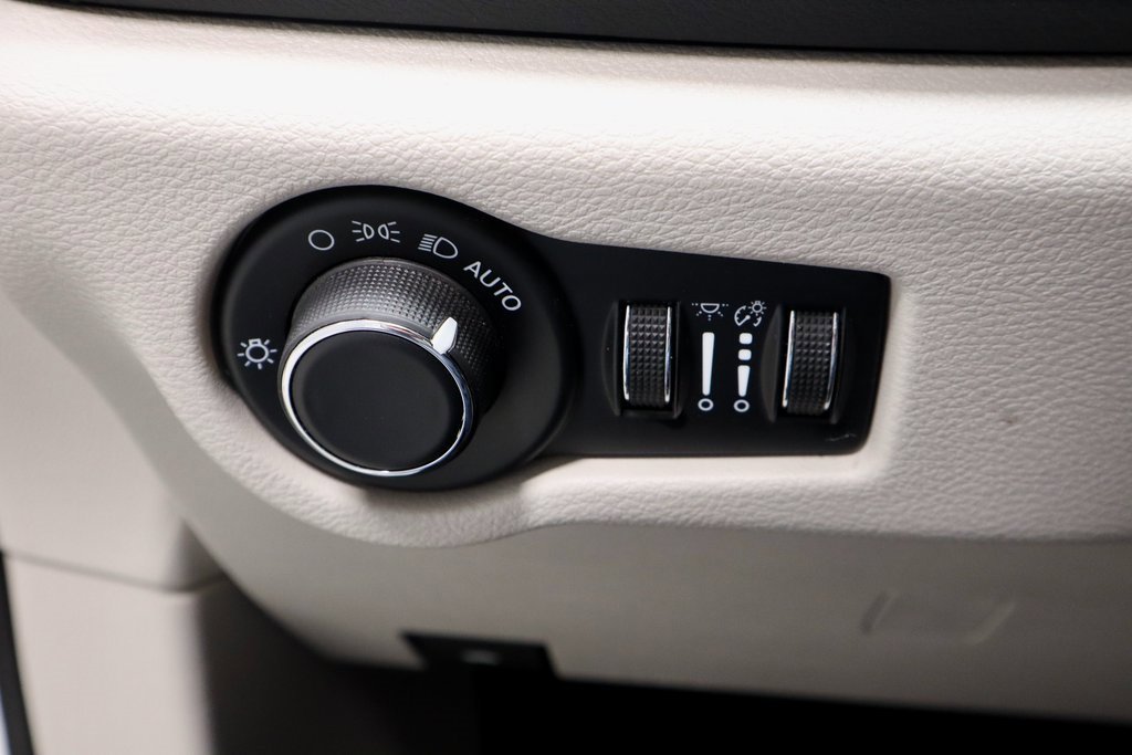 Used 2023 Chrysler Voyager LX image 28