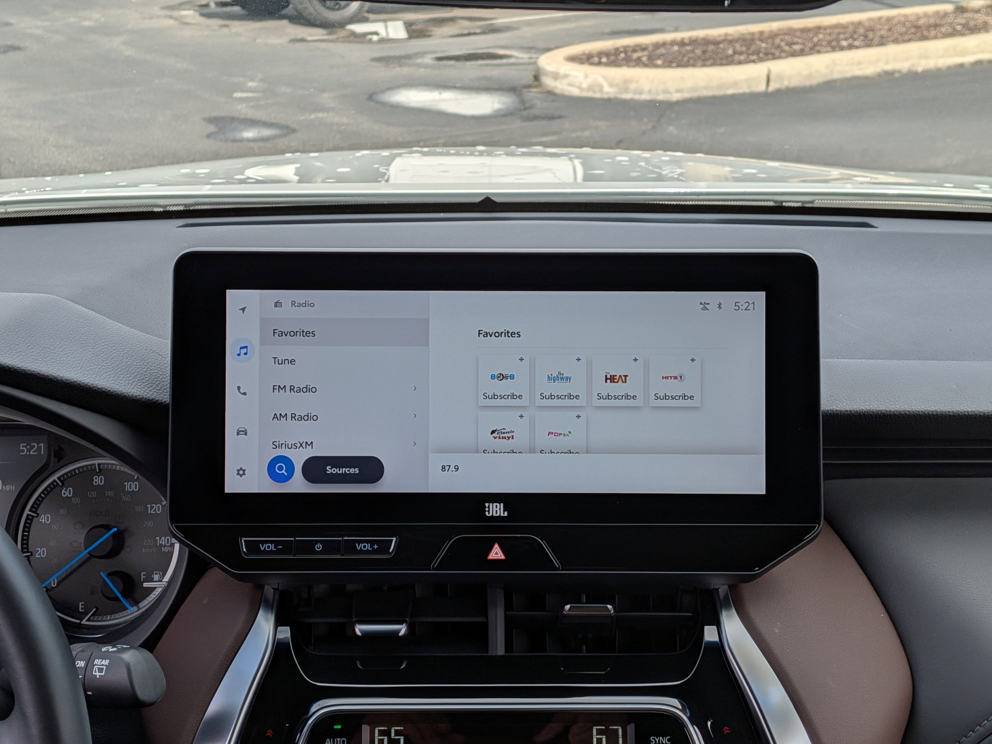 Used 2024 Toyota Venza XLE image 28