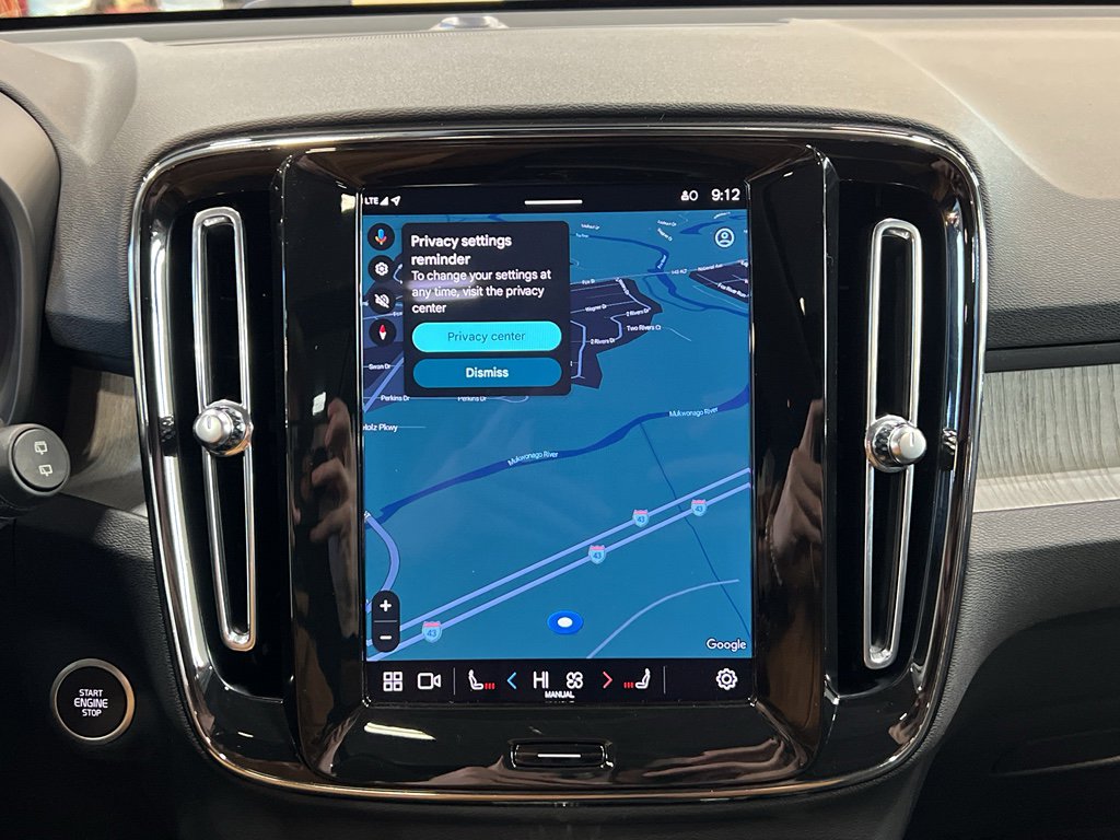 Used 2025 Volvo XC40 B5 Plus image 23