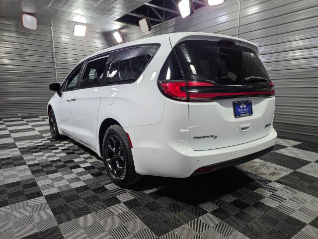Used 2024 Chrysler Pacifica Limited image 7