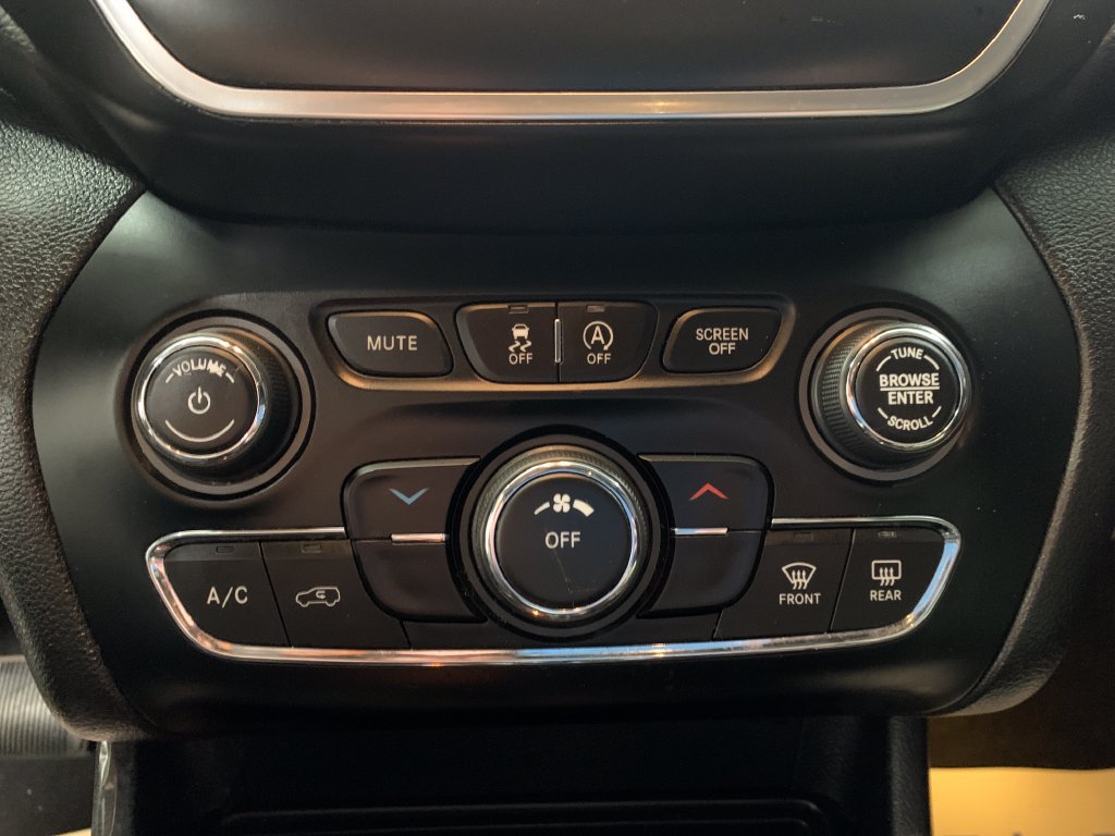 Used 2019 Jeep Cherokee Latitude Plus AWD/4WD image 24