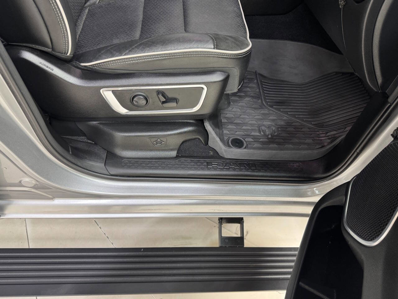 Used 2025 RAM 1500 Laramie w/ Laramie Southwest Edition image 32