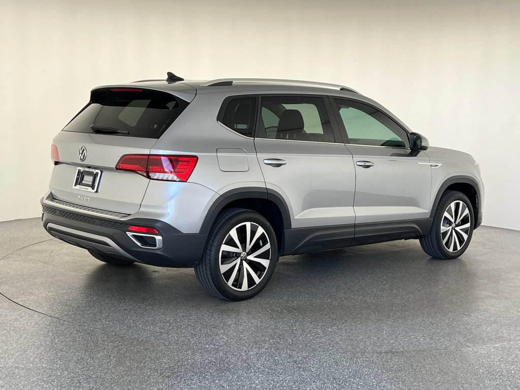 Used 2023 Volkswagen Taos SE w/ Panoramic Sunroof Package FWD image 3