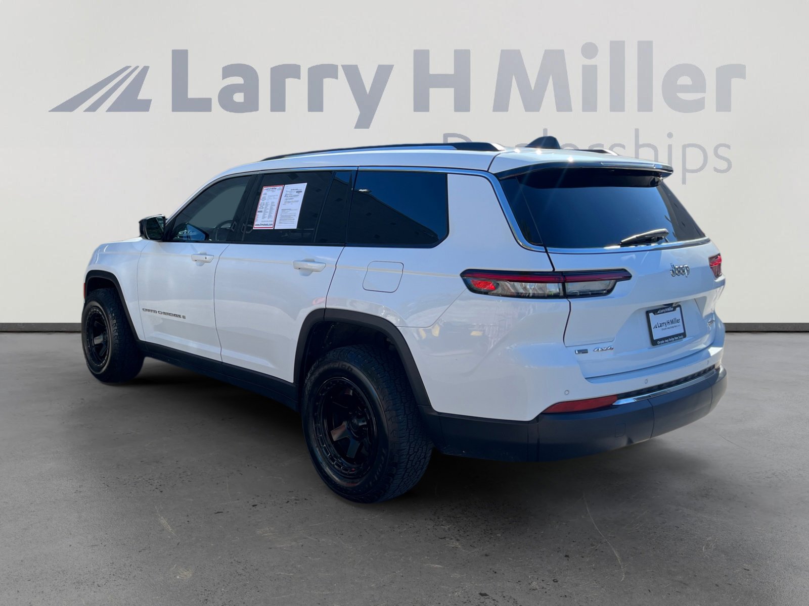Used 2021 Jeep Grand Cherokee L Laredo w/ Luxury Tech Group I AWD/4WD image 3